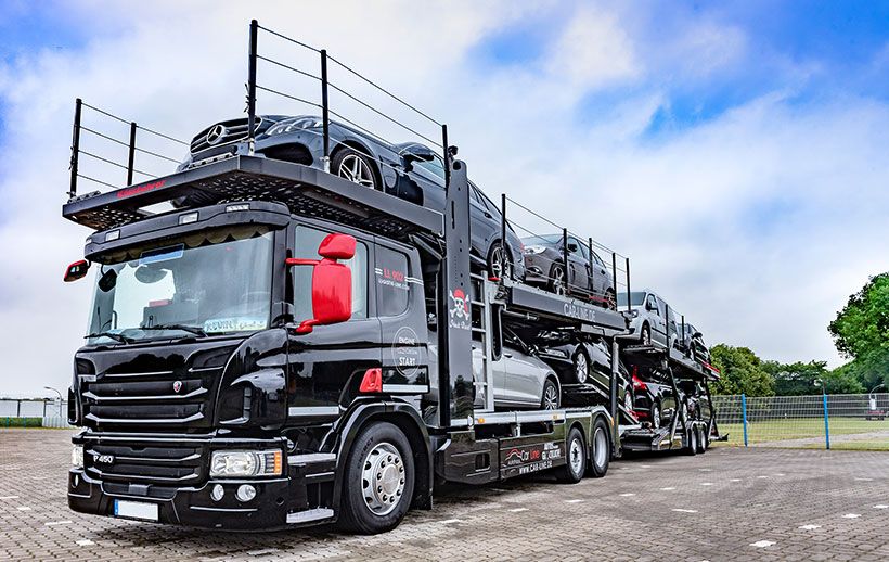 Fahrzeugtransporter der DAT AUTOHUS AG mit geladenen Fahrzeugen