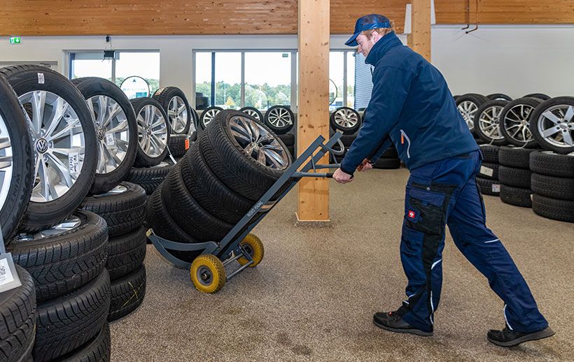 Mitarbeiter von DAT AUTOHUS im Reifenlager