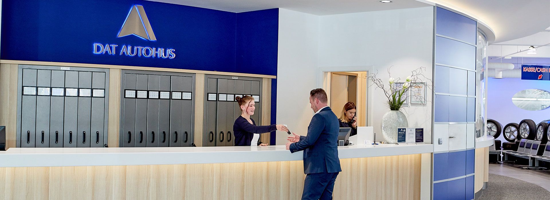 Clientul corporativ își primește cheile în clădirea DAT AUTOHUS