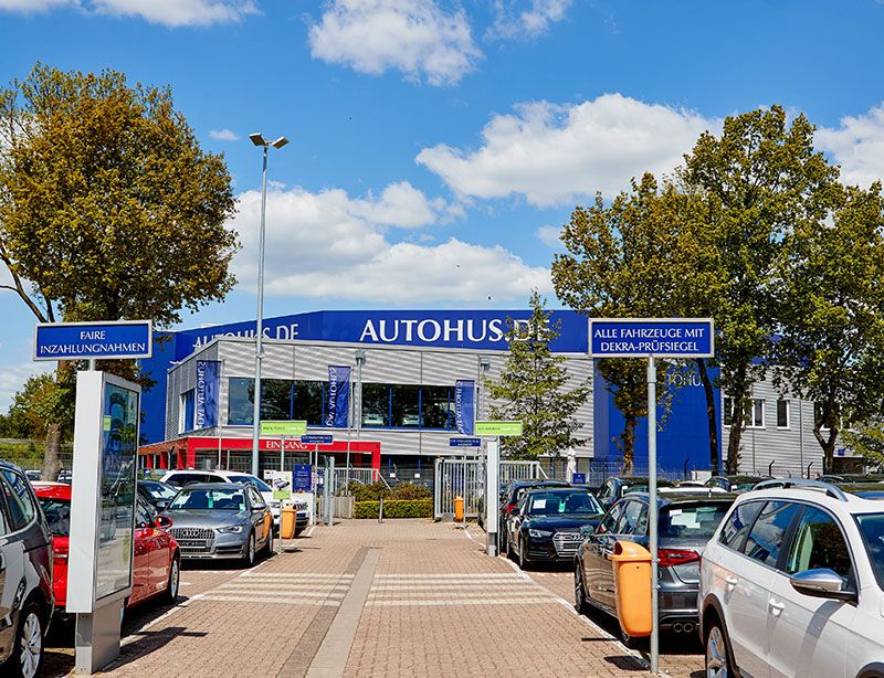 Vedere a clădirii și a parcării companiei DAT AUTOHUS